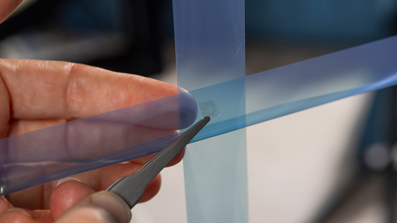 Electronic circuitry on a nanophotonic structure under test will change the optical properties of the structure when it absorbs radio frequency energy. 